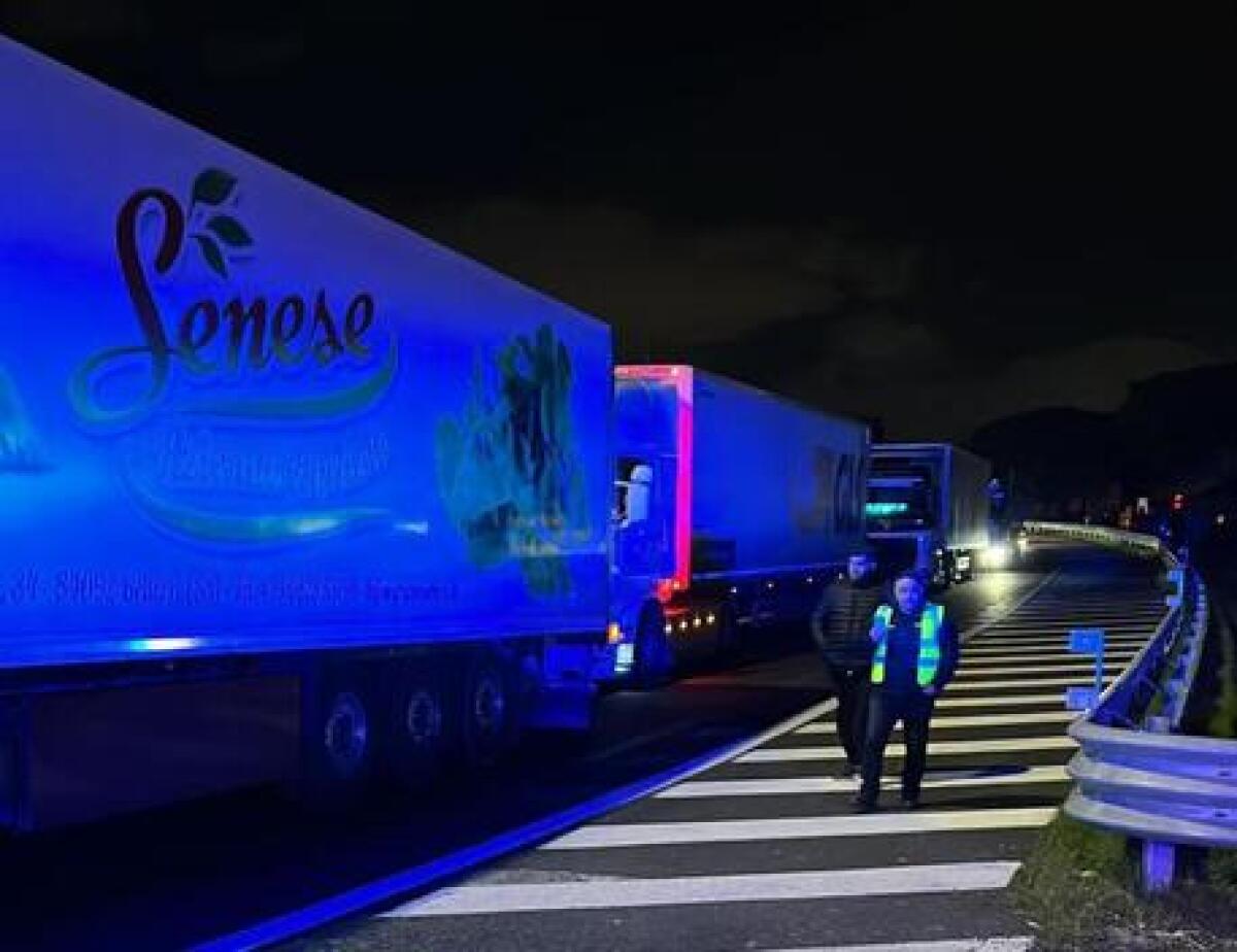 Decine di tir stanno bloccando il tratto casertano dell'autostrada A1 - 