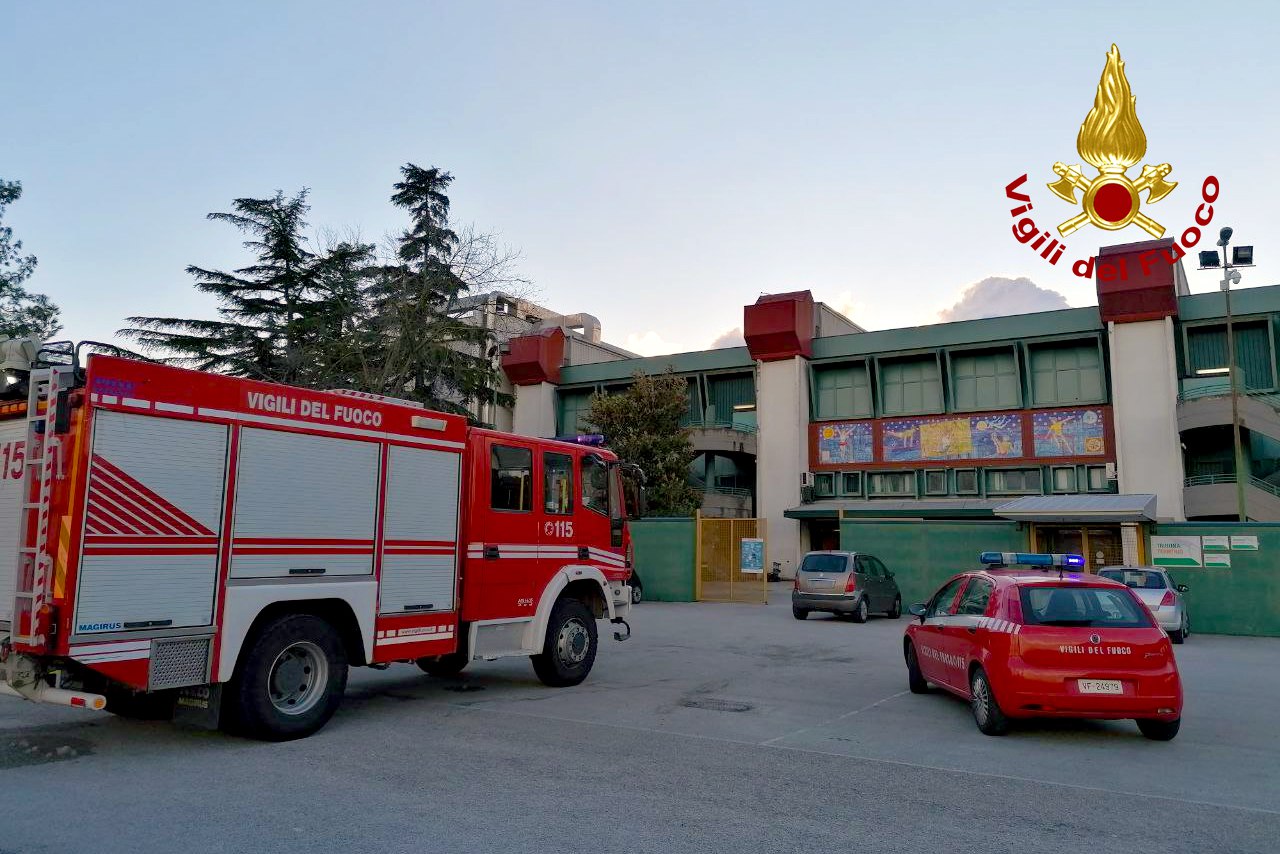 Vigili del fuoco di Avellino, decine di interventi per il forte vento e la neve
