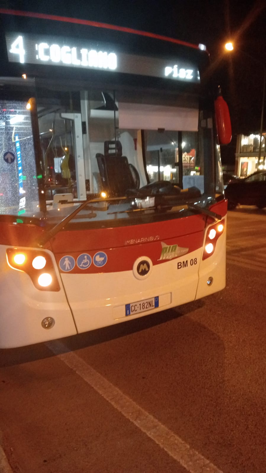 Sassi contro un pullman dell’Air. In frantumi il vetro della porta anteriore.