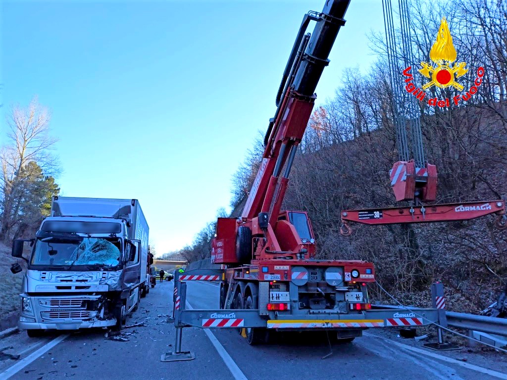Tre feriti in un incidente stradale, coinvolti un autotreno, un autocarro e un'autovettura