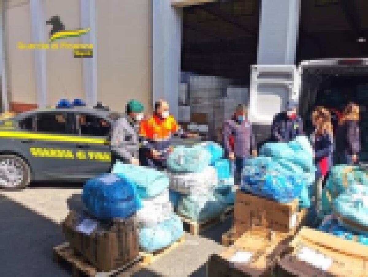 Consegnati dalla Guardia di Finanza 6000 tra maglie, maglioni e pantaloni per i profughi ucraini - 