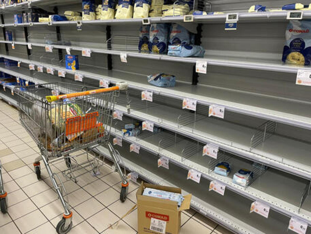 Incetta di pasta e farina ma anche di prodotti in scatola ed olio nei supermercati della Campania - 