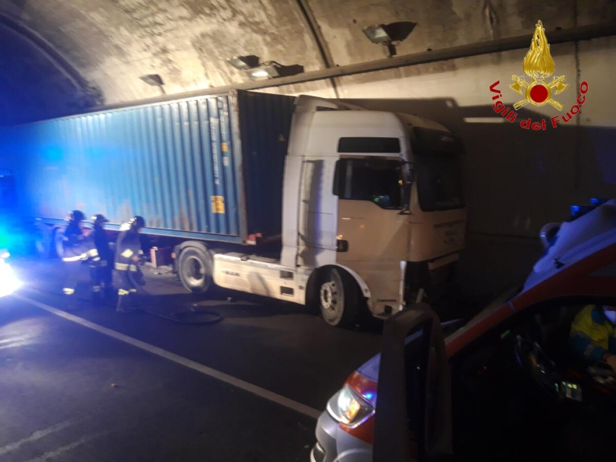 Autoarticolato si schianta contro parete di un tunnel, ferito autista. - 