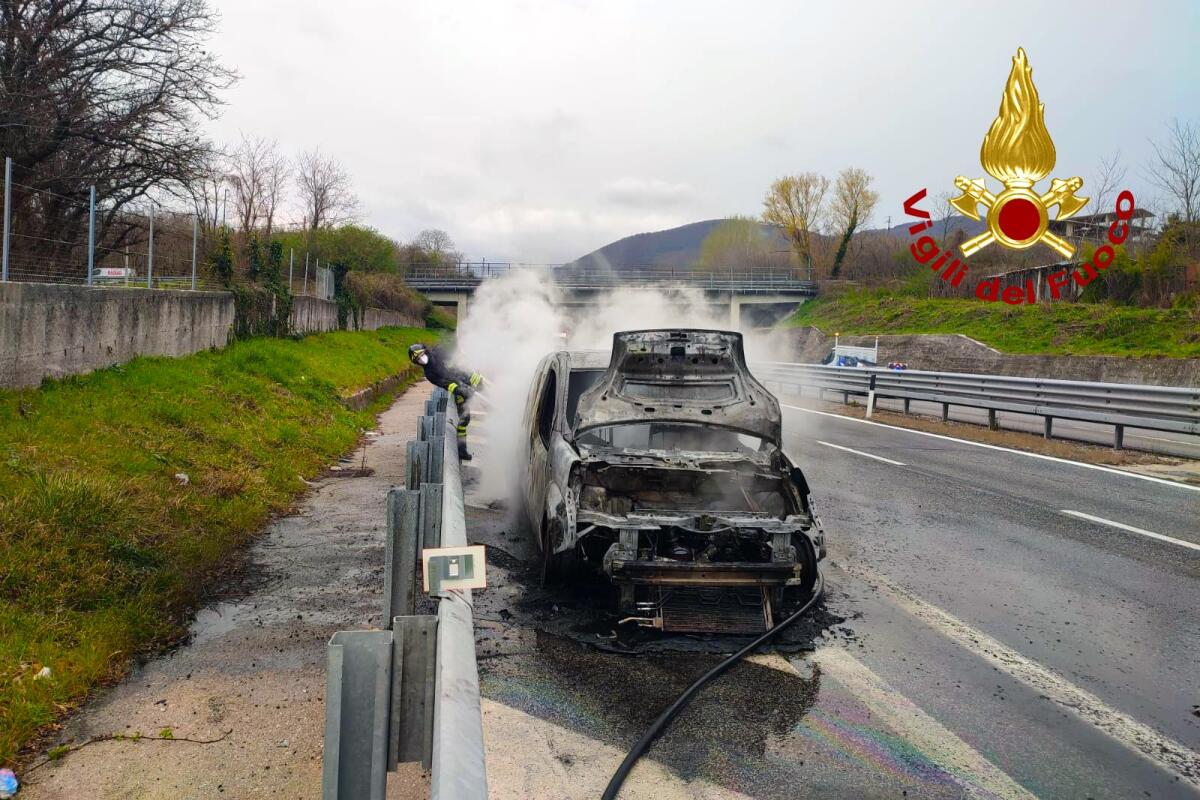 Auto in transito in fiamme sull'A16 - 