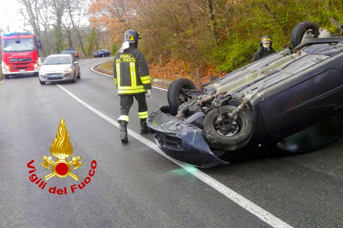 Si ribalta con l'auto, ferita una 25 enne - 