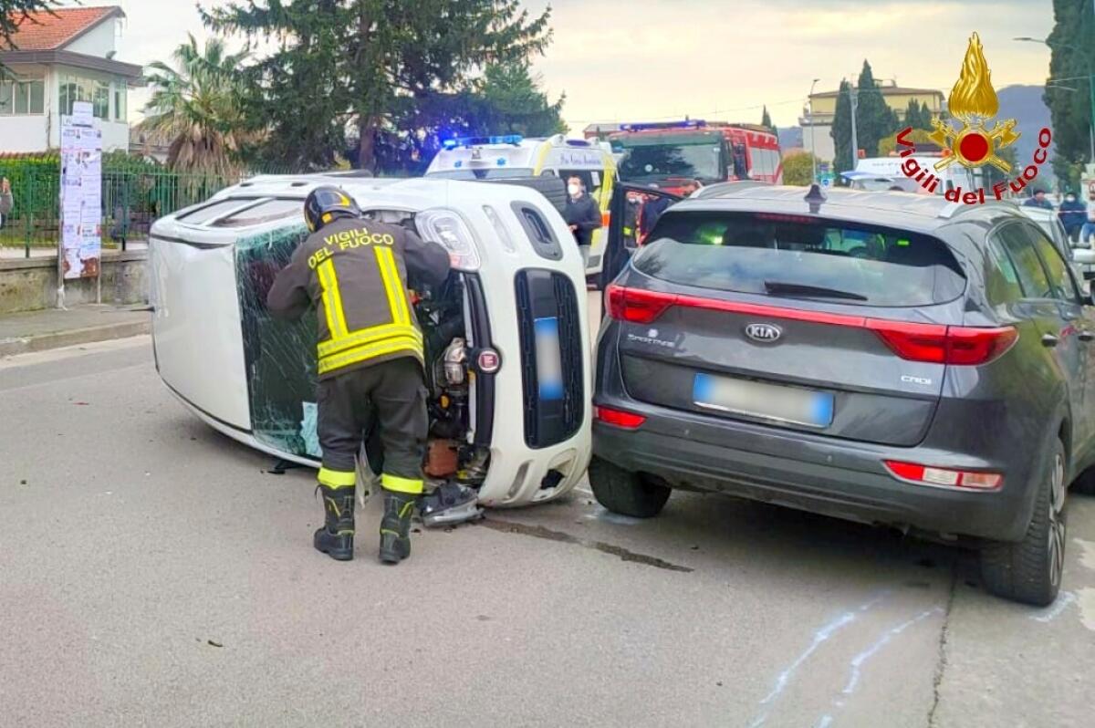 Scontro tra auto, tre persone ferite - 