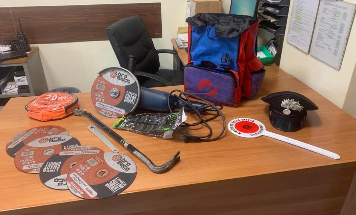 Si danno alla fuga e abbandonano l'auto, fermato dai carabinieri un 28 enne albanese, ricercate altre 4 persone - 