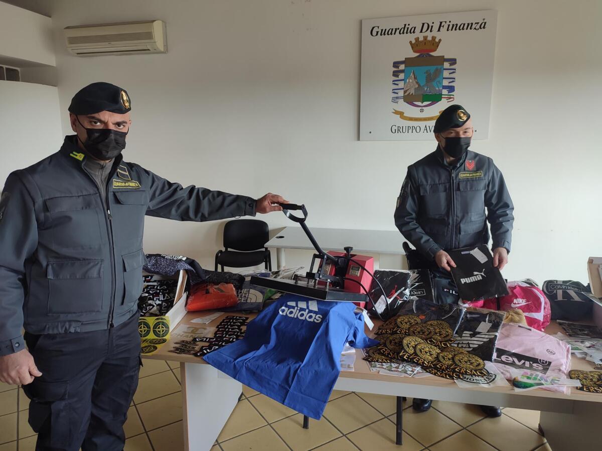 Sequestrati dalle Fiamme Gialle oltre 6 mila capi di abbigliamento contraffatti - 