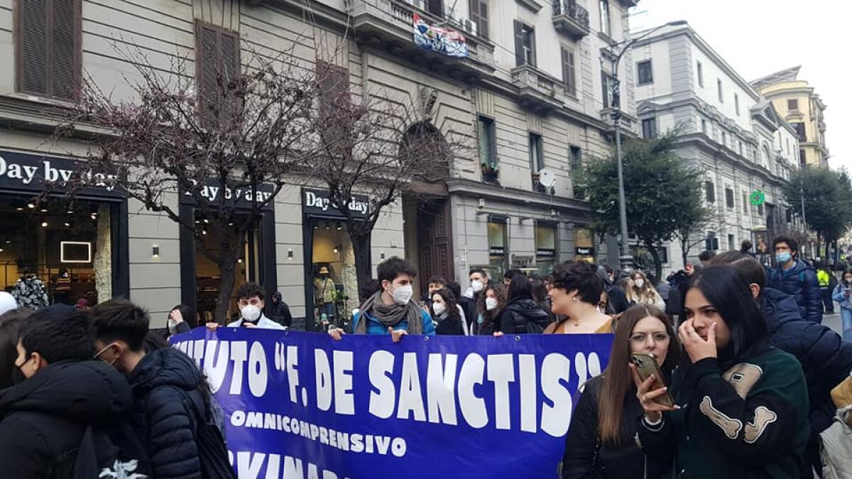 Migliaia di persone in corteo a Napoli per gridare il loro no a tutte le mafie - 