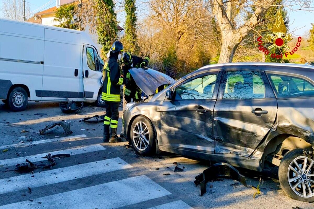 Sei persone ferite in un incidente stradale - 
