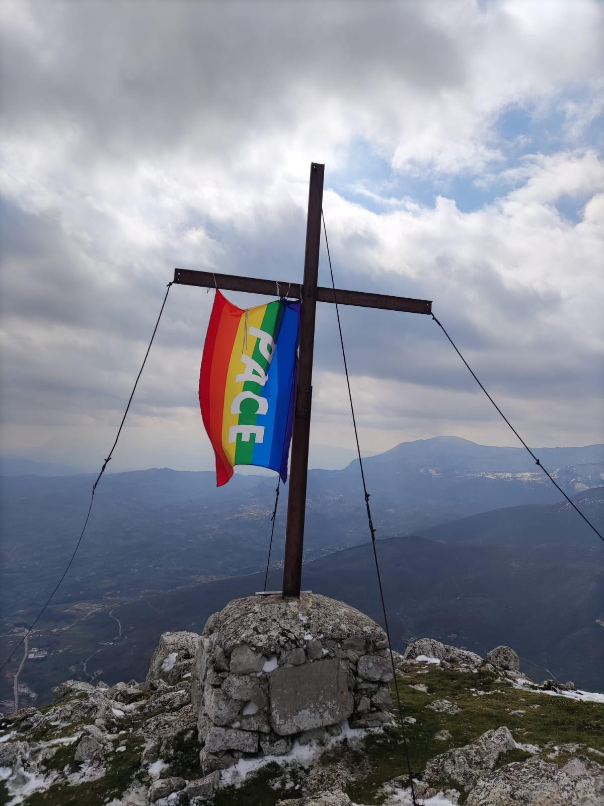 Issata la bandiera della pace sul Monte Pentime - 
