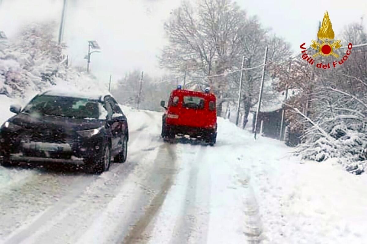 Vigili del Fuoco di Avellino impegnati in diversi interventi per recupero veicoli bloccati dalla neve - 