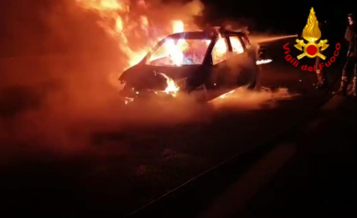 Auto in transito in fiamme sull'A16 - 