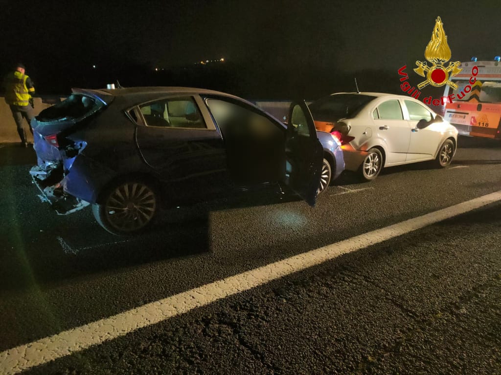 Un morto e otto feriti in un incidente stradale sulla A16