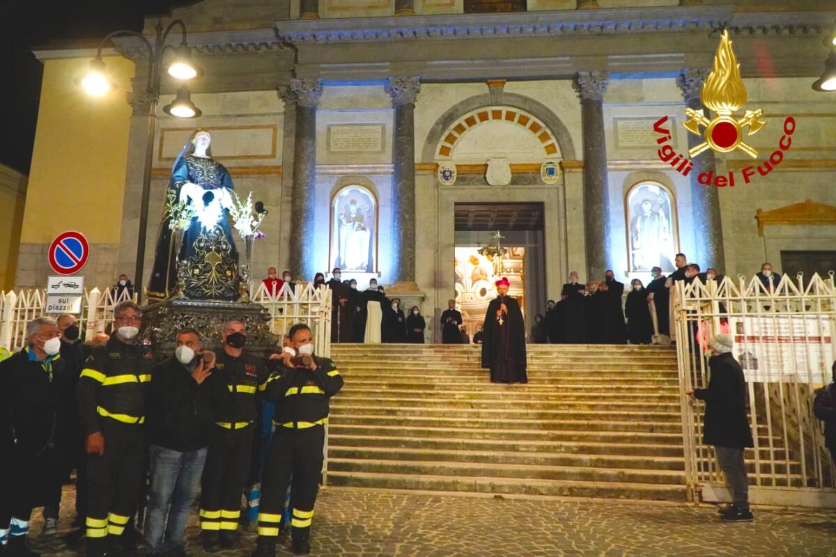 Vigili del fuoco portano a spalle statue di Cristo e della Madonna - 