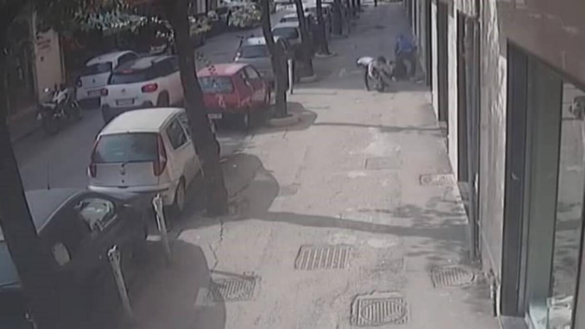 Poliziotto rapinato e pestato in strada - 