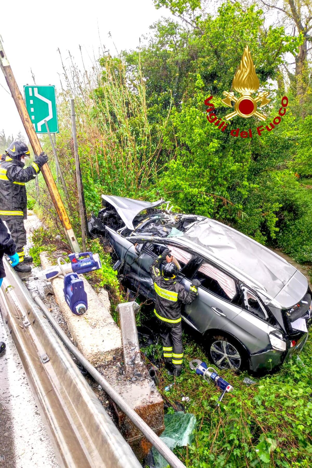 Sfonda il guard rail e finisce con l'auto sull'argine del fume Sabato - 