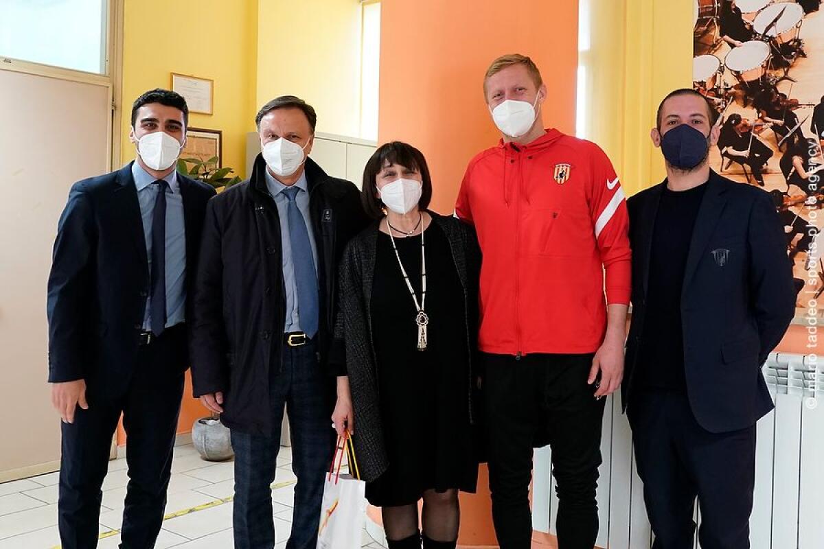 Il Benevento entra nelle scuole: Glik ha incontrato gli studenti del Liceo "G.Guacci" - 