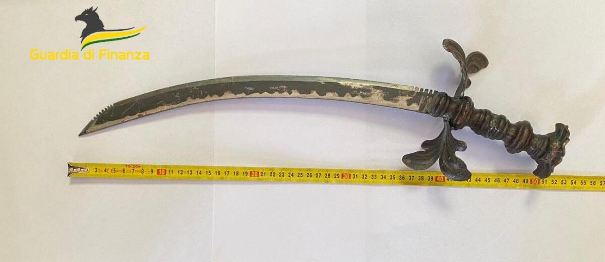 22enne trovato in possesso di una sciabola da pirata affilata, lunga oltre 50 cm. - 