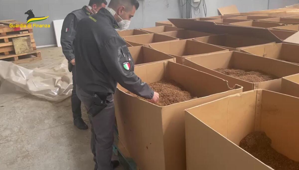 Sequestrata fabbrica clandestina di sigarette - 