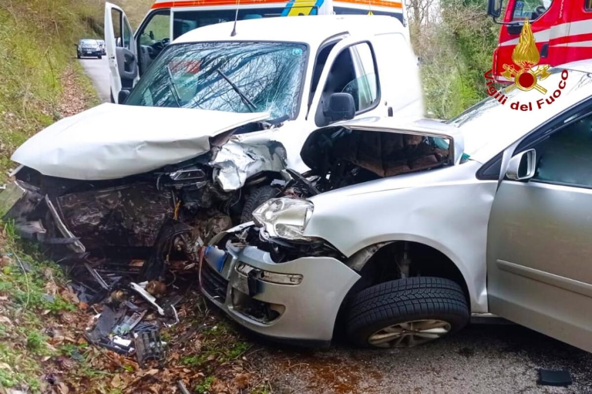 Un uomo e una donna feriti in un incidente stradale - 