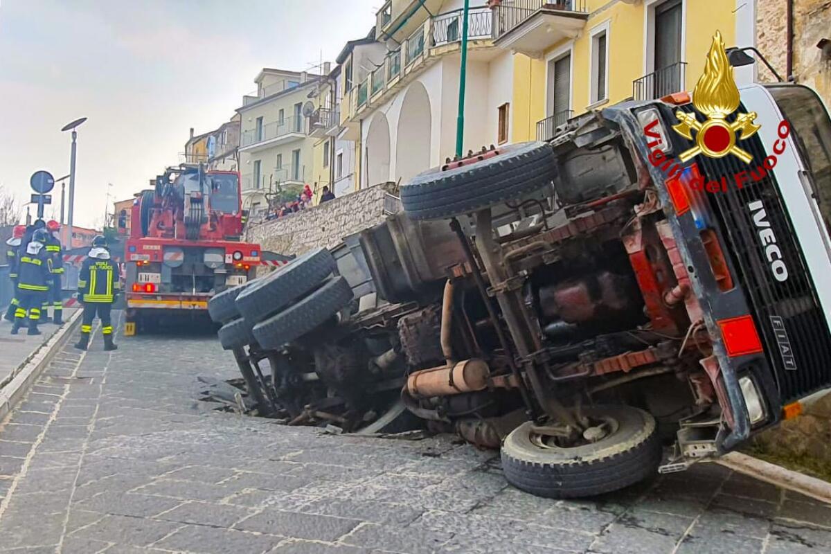 Betoniera sprofonda in una voragine stradale - 