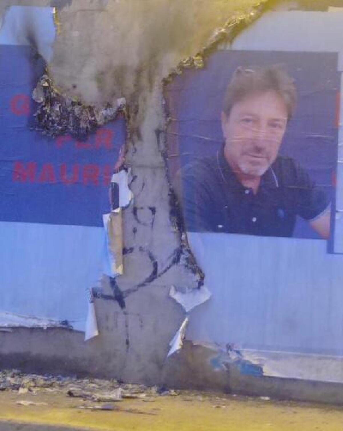 Incendiato manifesto sull'autostrada con immagine di Maurizio Cerrato - 