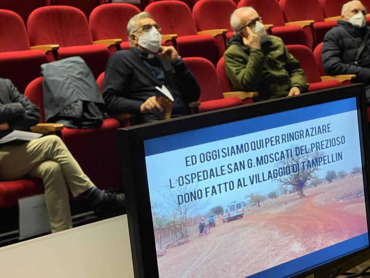 Autoambulanza, arredi scolastici e attrezzature sanitarie in disuso donate all’Associazione “Baobab amici di Tampellin - 