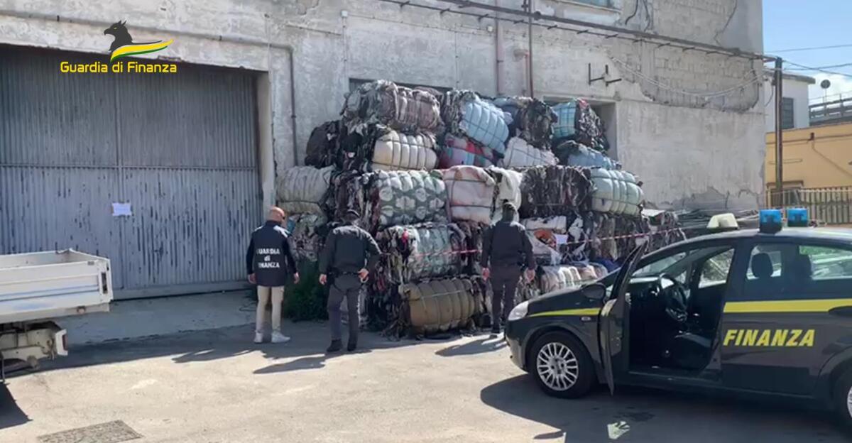 Sequestrate oltre 1.300 tonnellate di abiti usati - 