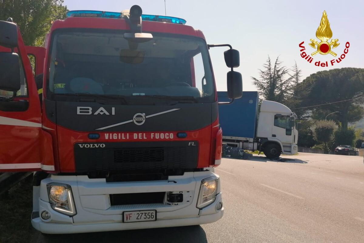 Scontro tra un autocarro e una moto, ferito un 35 enne centauro - 