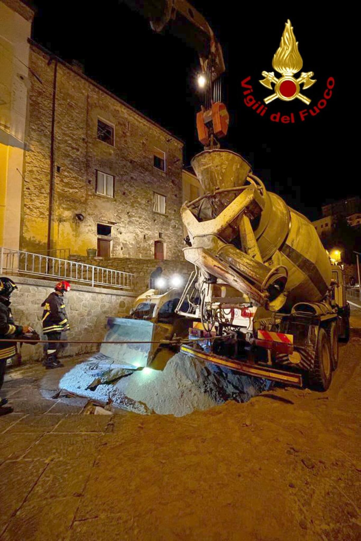 Sei ore di lavoro per recuperare una betoniera finita in una voragine - 