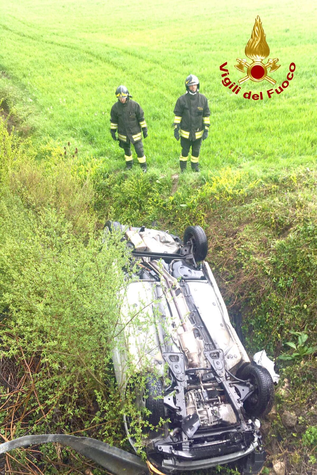 Sbanda con l'auto e finisce in un canale di scolo, 29 enne rischia di morire annegata - 