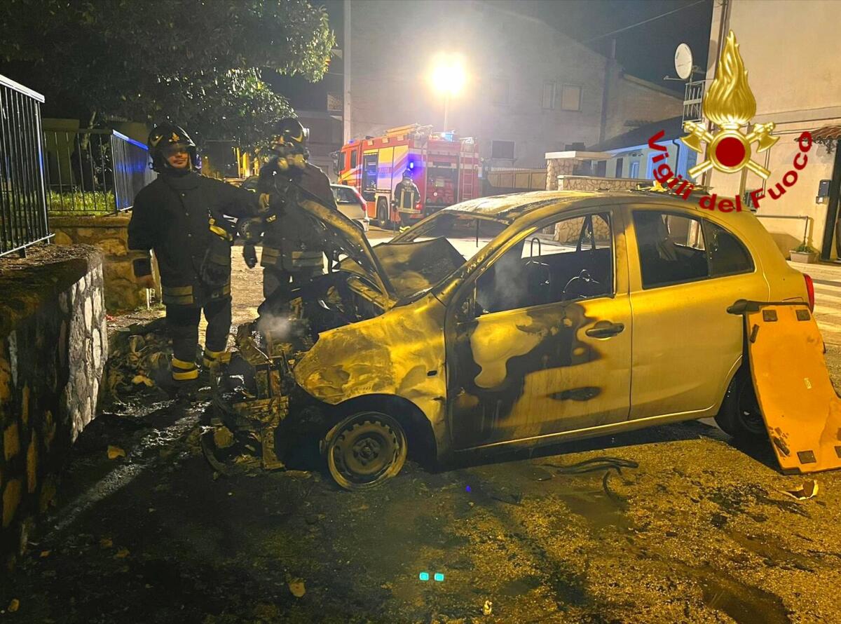 Auto in fiamme nella notte a Forino - 