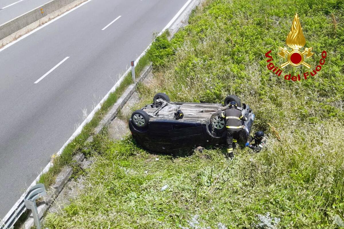 Auto sbanda e finisce nella scarpata, ferite cinque persone - 