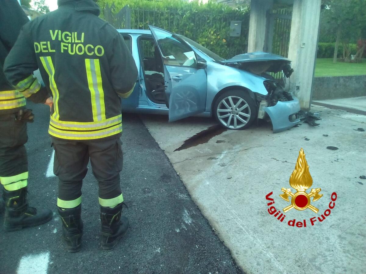 Sbanda con auto e finisce contro il muro di recinzione di una villa, ferito un 24enne - 
