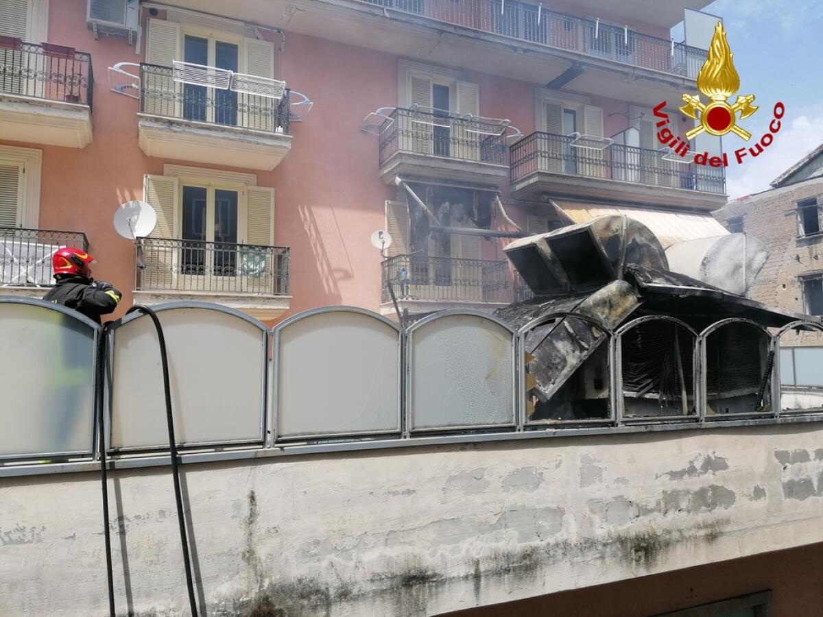 Incendio su un terrazzo al Corso di Avellino - 
