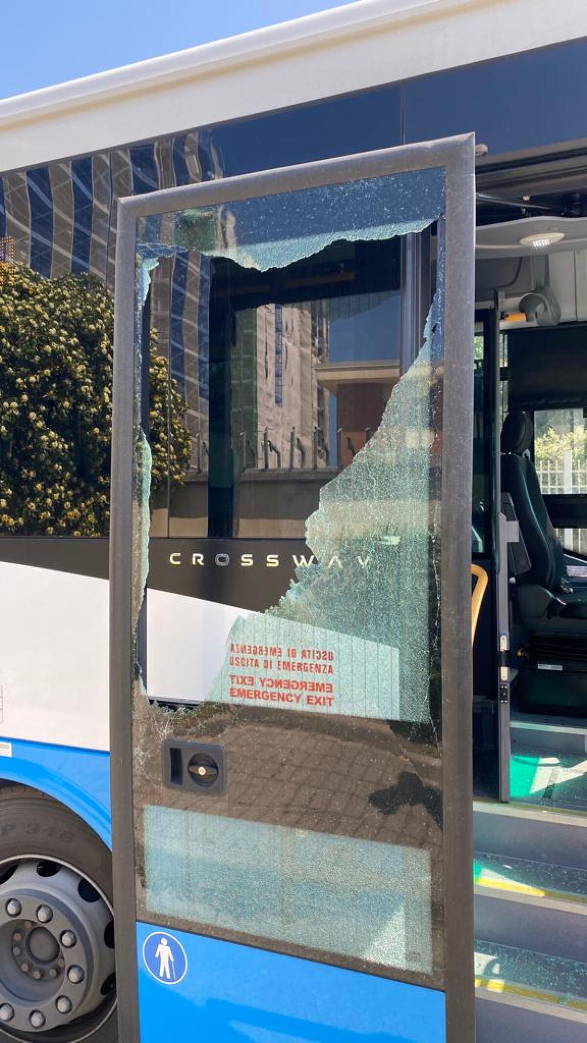 Sferra un pugno al controllare, poi sfonda il vetro del bus con una spranga - 