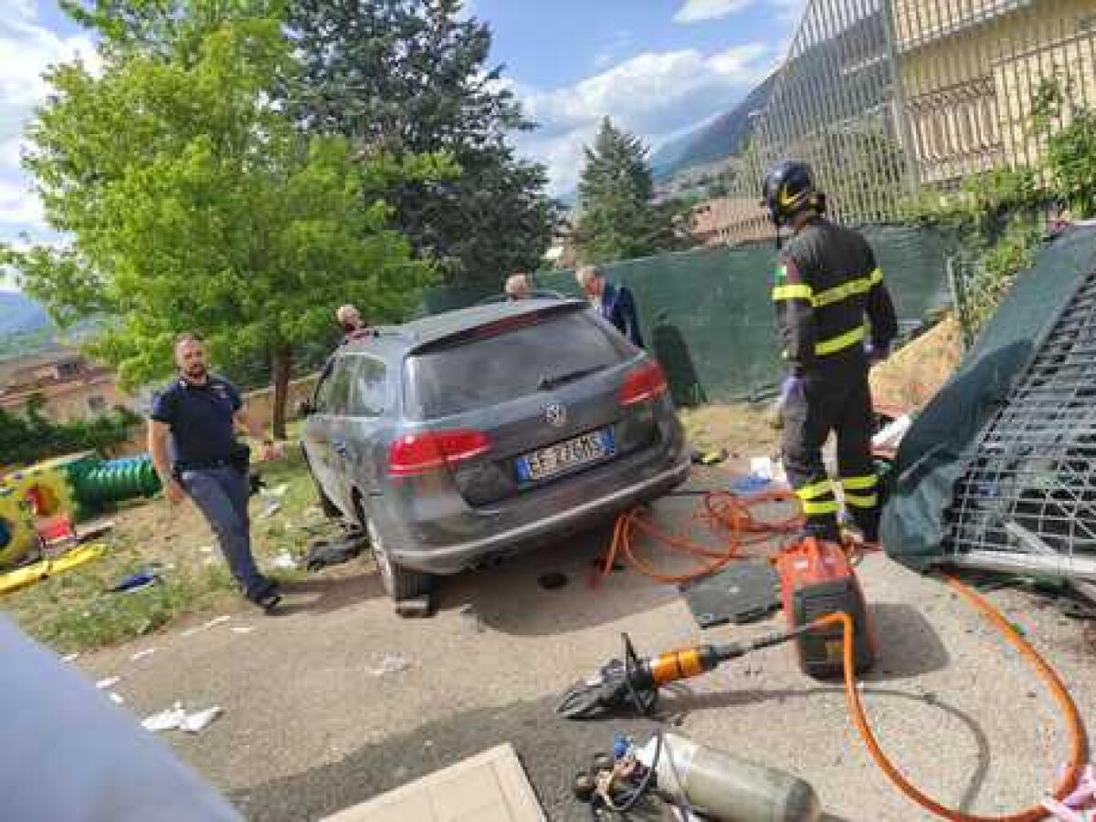 Auto finisce nel giardino di un asilo, un bimbo morto e 5 feriti - 