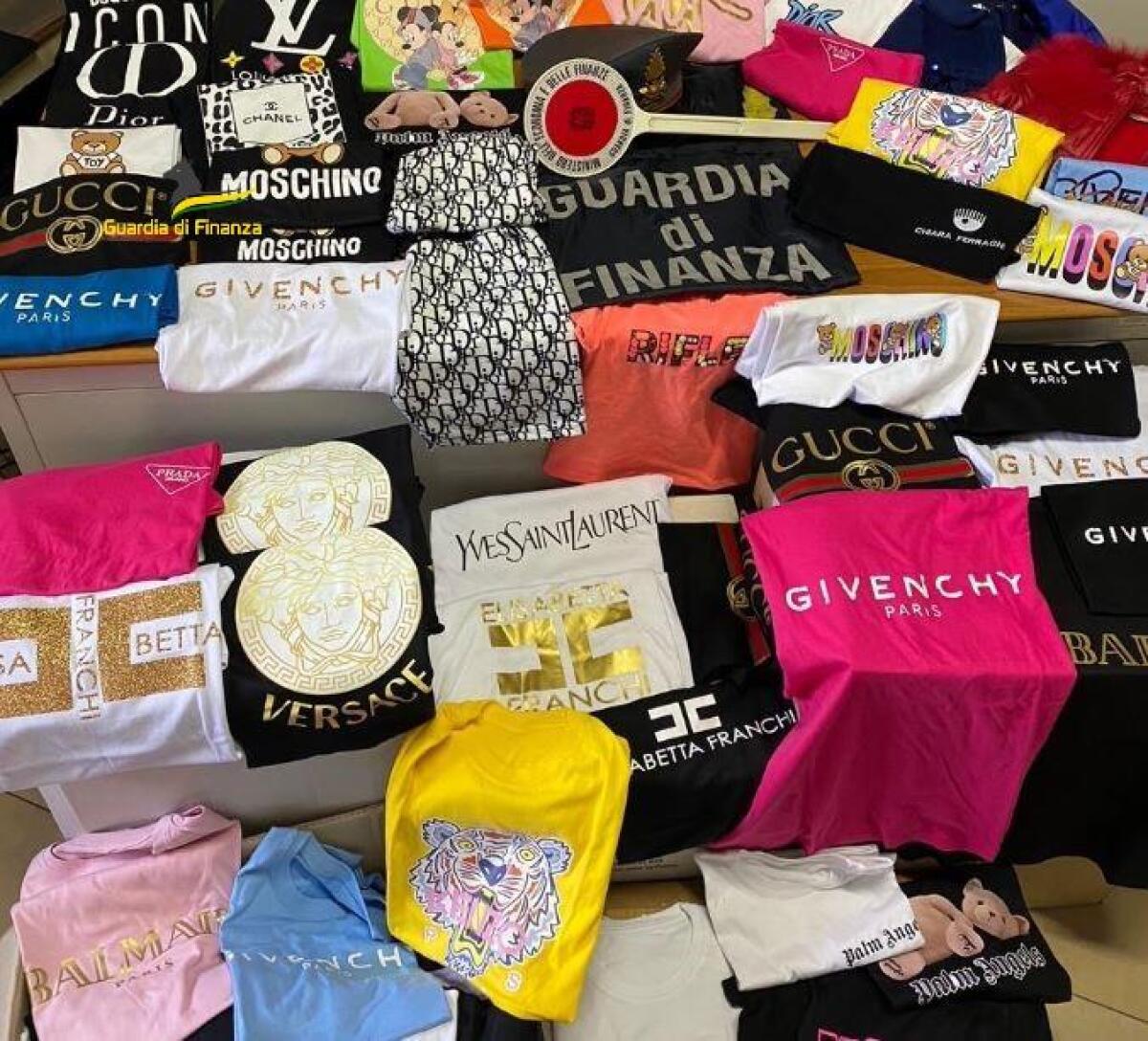 Controlli al mercato, sequestrati circa 400 articoli falsi - 
