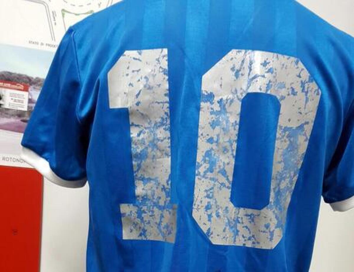 Maglia indossata da Maradona, quella del gol della 'Mano de Dios' venduta per 8,8 milioni di euro - 