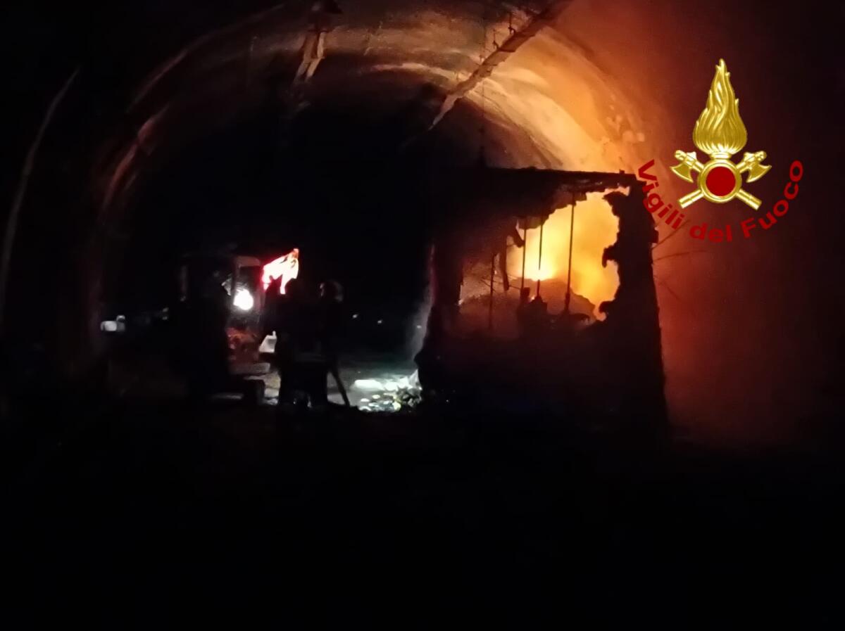 Autotreno in fiamme in una galleria dell'A16 - 