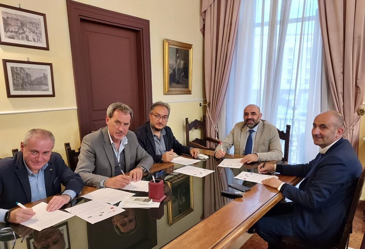 Firmato a Palazzo Caracciolo il Protocollo d’Intesa su sicurezza e legalità per lavoro e investimenti - 