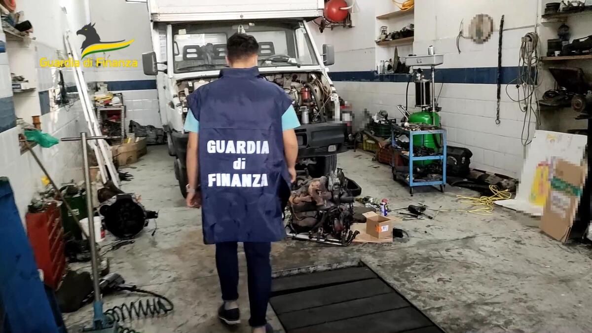 Sequestrate attività commerciali completamente abusive - 