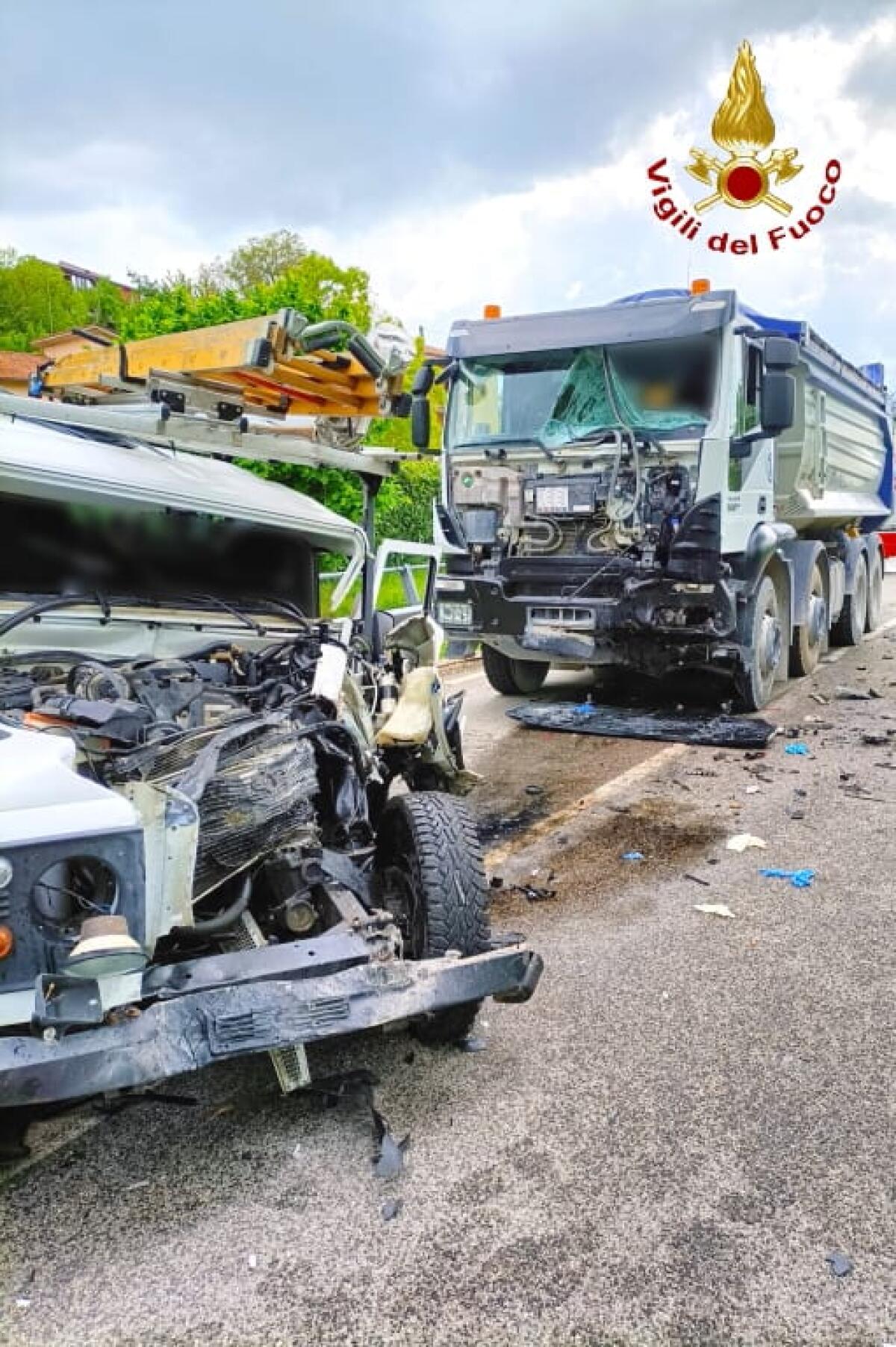 Scontro autocarro-Defender, due feriti - 
