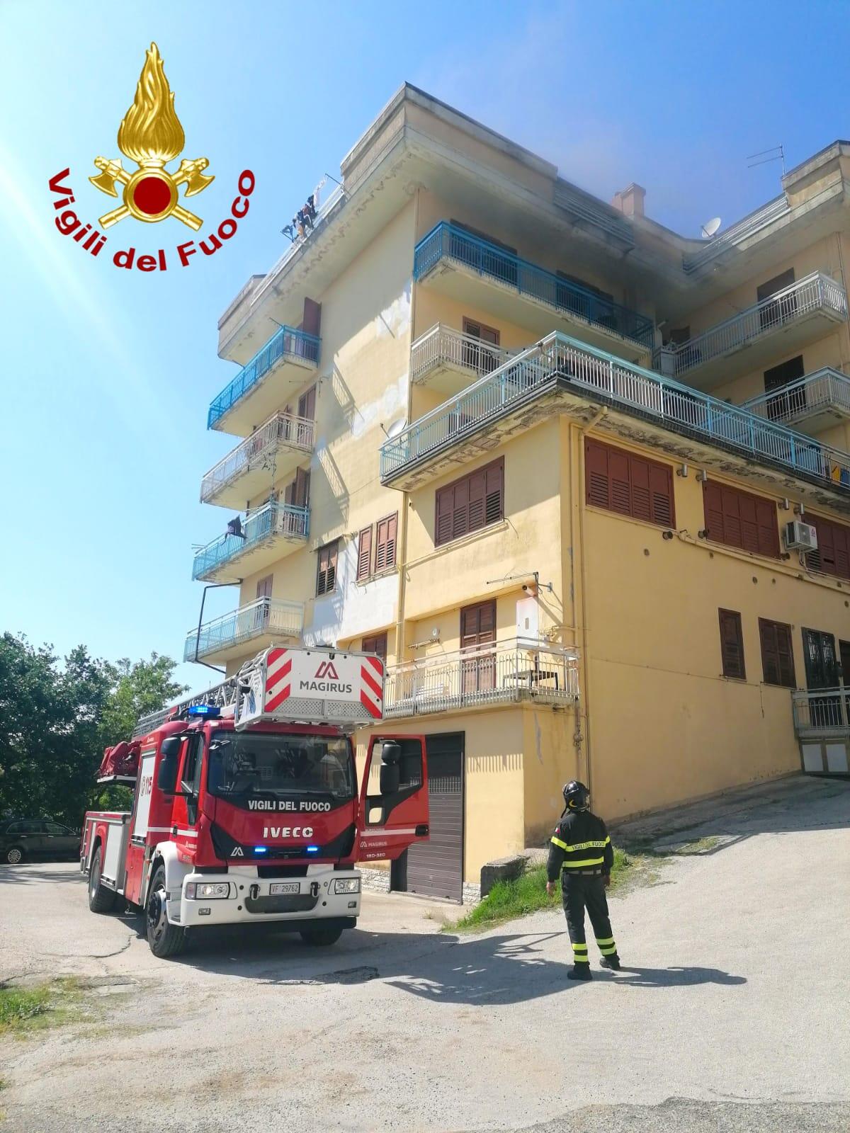 Incendio al terzo piano di un edificio, evacuato lo stabile - 