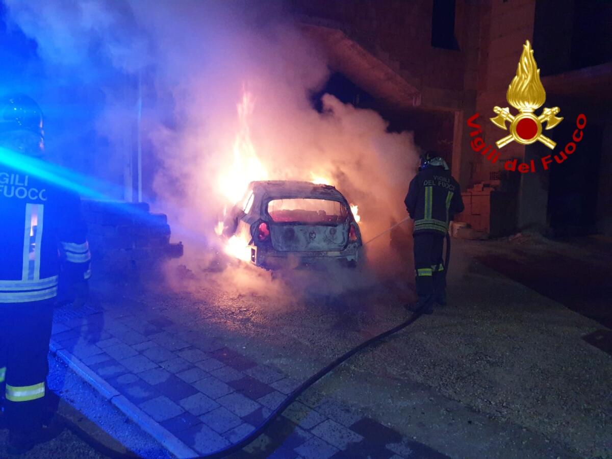 Auto in fiamme nella notte a Montefredane - 