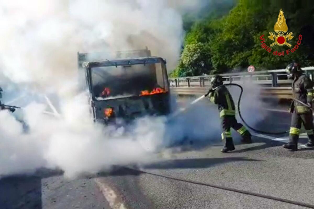 Autocarro in transito prende fuoco sull'A16 - 