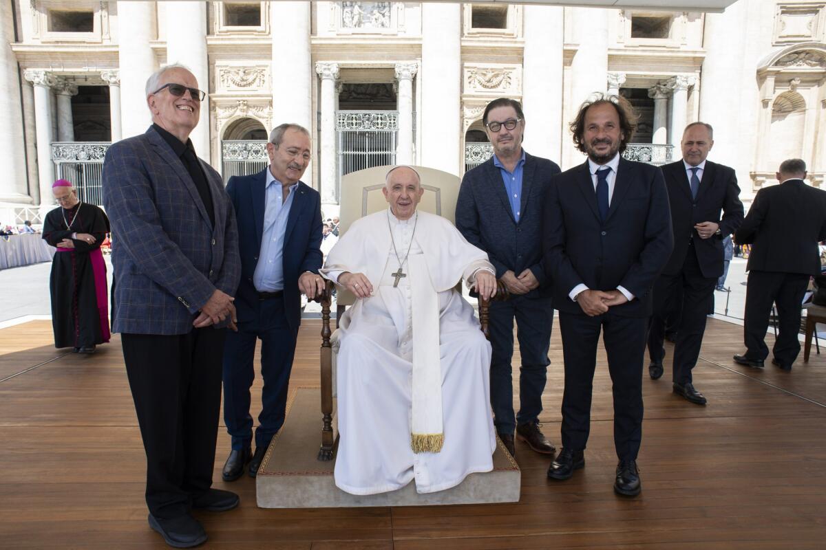 Consegnato a Papa Francesco il riconoscimento speciale del Premio Charlot - 