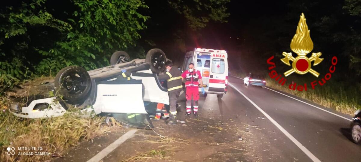 Scontro tra tre auto, ferita una donna - 