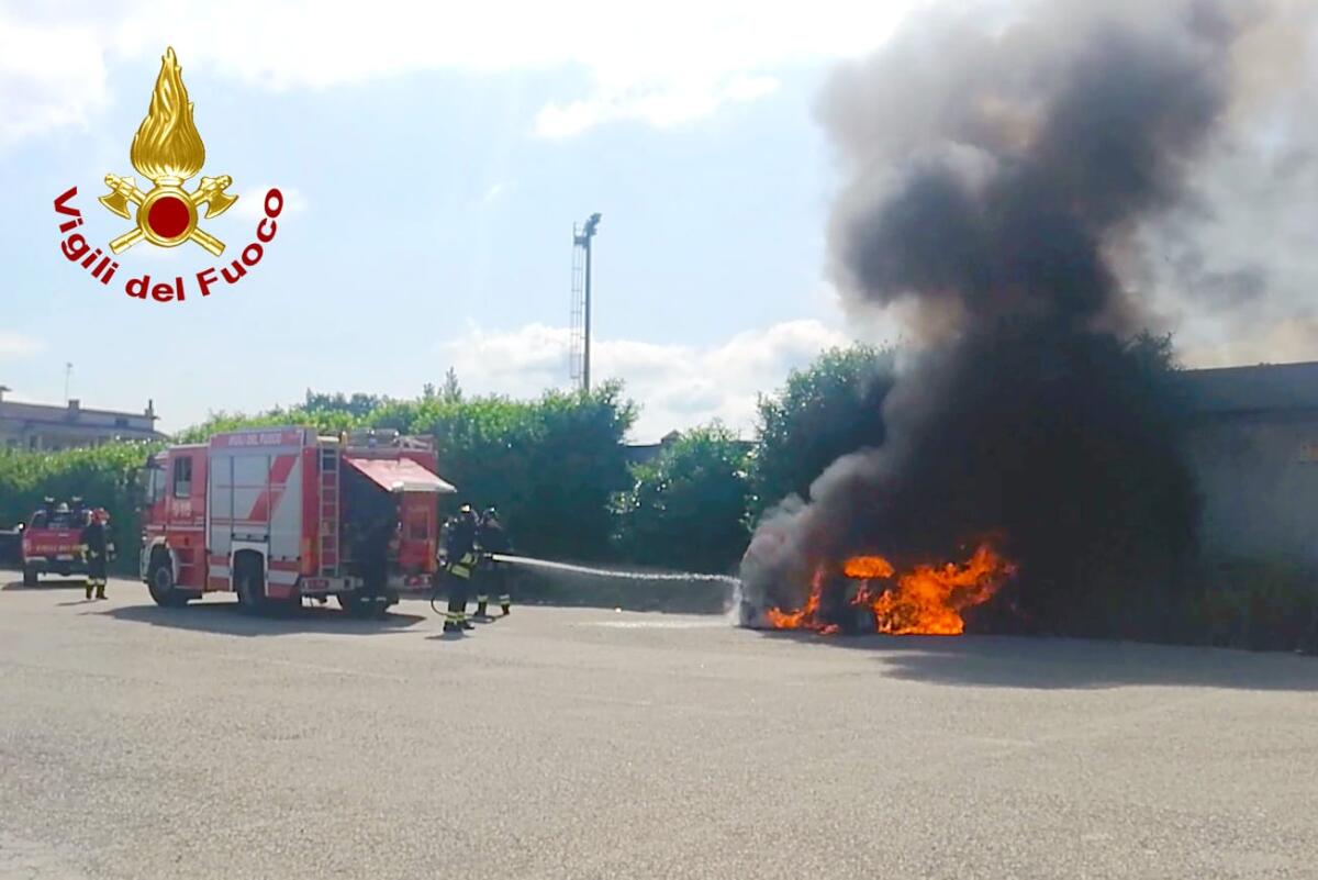 Tragica fine per un 70enne, si spoglia e si dà fuoco - 